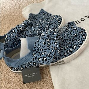NWT bernie mev. Blue and Black Shoes, size 38